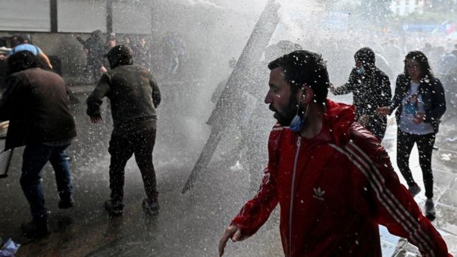 Manifestantes corren y son disueltos por las fuerzas de seguridad.