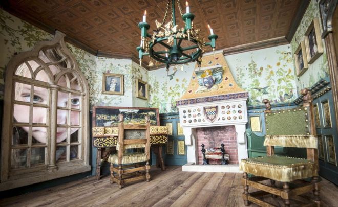 சிறுவடிவ மாதிகளின் கலைஞர் ஜேன் பிட்டிக், யார்க்ஷீரிலுள்ள நியுபை அரங்கத்தில் உருவாக்கிய பொம்மைகளின் இல்லத்தை பார்வையிடும் 7 வயது ஃபெரியா கிப்சன். செய்வதற்கு 22 ஆண்டுகளான இந்த மாதிரி, உலக அளவில் தனியார் பொம்மைகளின் இல்ல சேகரிப்புகளில் சமீபத்திய ஒன்றாகும்.