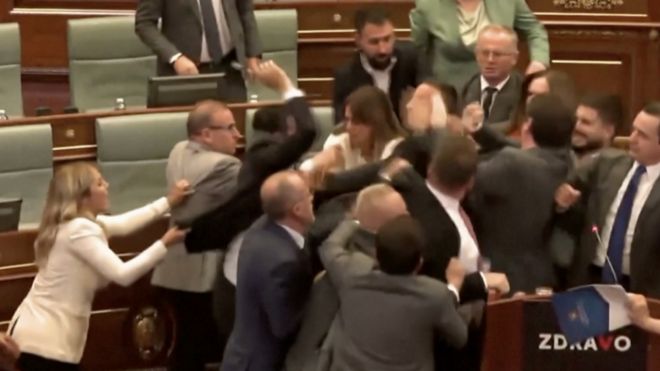 Туча у косовском парламенту, премијер поливен водом