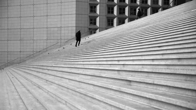 Человек на лестнице в Париже