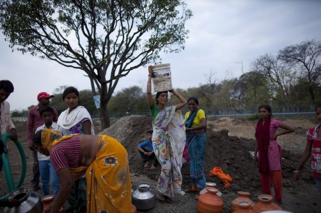 Женщины стоят в очереди, чтобы собрать воду в Латуре, Махараштра