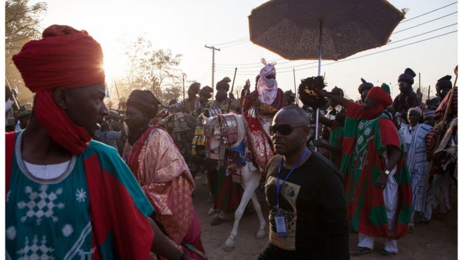 Эмир Мухаммед Сануси II (С) проходит перед своим дворцом 8 февраля 2015 года в Кано, Нигерия