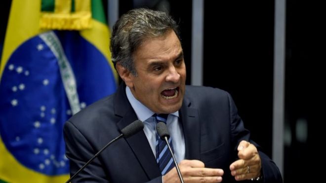 Бразильский сенатор Аэсио Невес из PSDB выступает с речью во время дебатов в сенате о голосовании по вопросу о приостановлении полномочий президента Дилмы Руссефф и начале судебного процесса по делу об импичменте в Бразилиа 11 мая 2016 года