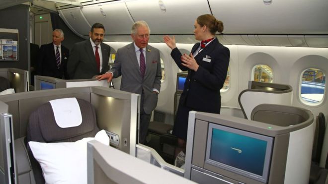 Принц Уэльский и исполнительный директор BA Алекс Круз в начале этого года посетили Центр обслуживания British Airways в Роузе