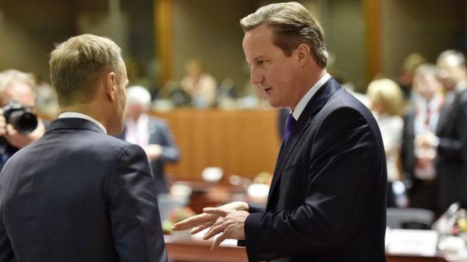 Дэвид Кэмерон беседует с президентом Европейского совета Дональдом Туском во время саммита ЕС в Брюсселе, Бельгия, 15 октября 2015 года