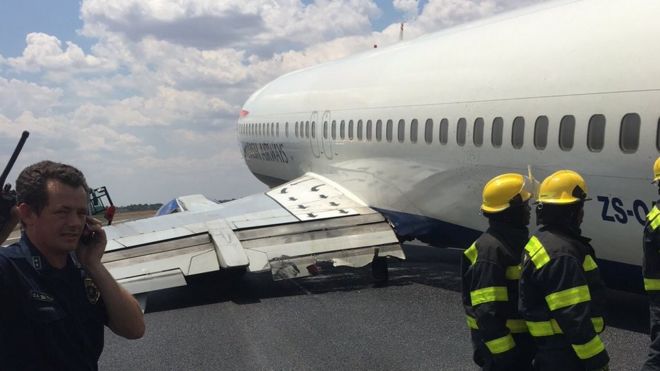 Самолет BA, принадлежащий и эксплуатируемый Comair, на взлетно-посадочной полосе в международном аэропорту имени О. Р. Тамбо