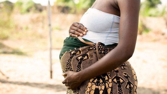 Беременная женщина в Африке
