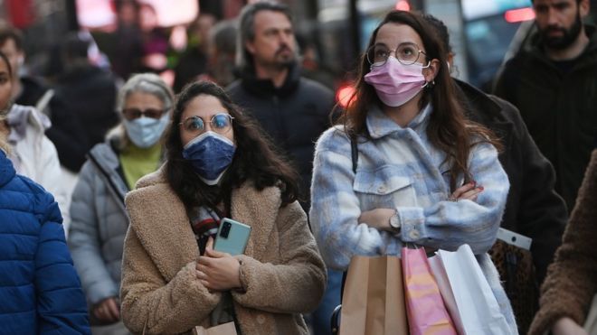 Shoppers wear masks in London, Britain, 09 December 2021. Britain"s government has announced new Covid-19 rules, including working from home if possible. Starting Friday 10 December, face masks will be mandatory for most indoor public venues as well as on public transport.