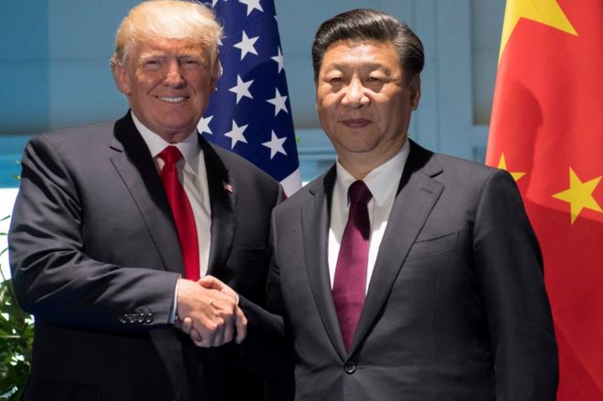 Дональд Трамп (слева) с Си Цзиньпином в Гамбурге, Германия, 8 июля