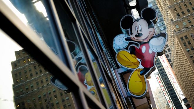 Изображение Микки Мауса, официального талисмана The Walt Disney Company, отображается возле магазина Disney на Таймс-сквер, 14 декабря 2017 года в Нью-Йорке.