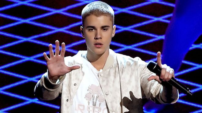 Артист записи Джастин Бибер выступает на сцене во время Billboard Music Awards 2016.