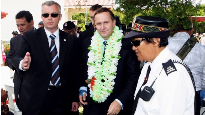 Премьер-министра Новой Зеландии Джона Ки сопровождают после того, как 5 февраля 2009 года его встретили в Театии Марае в Вайтанги, Новая Зеландия