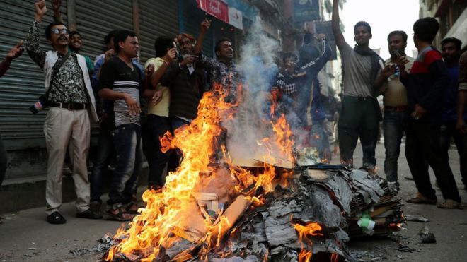 Сторонники Бангладешской националистической партии (БНП) выкрикивают лозунги, когда они поджигают во время акции протеста на улице в Дакке, Бангладеш 8 февраля 2018 года