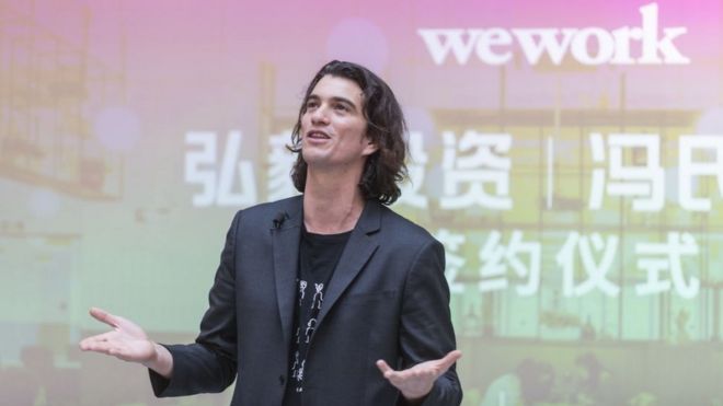 Адам Нойманн, соучредитель и главный исполнительный директор WeWork, выступает во время церемонии подписания на флагмане WeWork Weihai Road 12 апреля 2018 года в Шанхае, Китай.