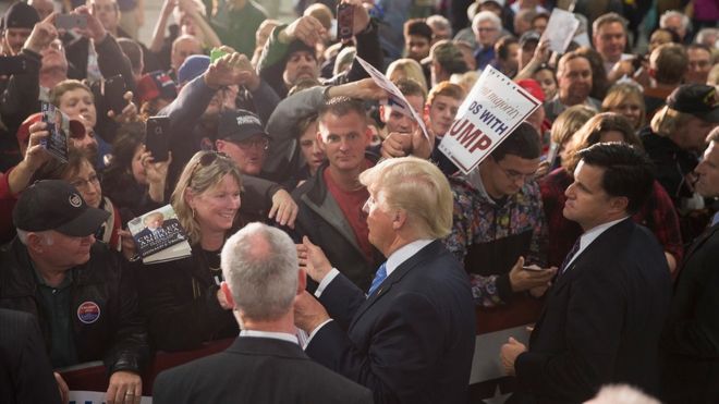 Дональд Трамп встречается с фанатами на предвыборном митинге.