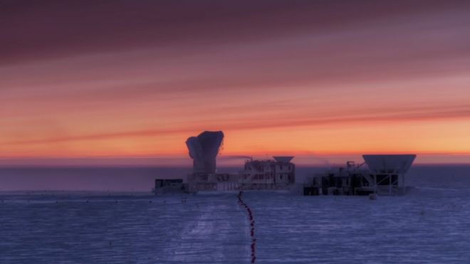 Закат за телескопом на антарктическом льду