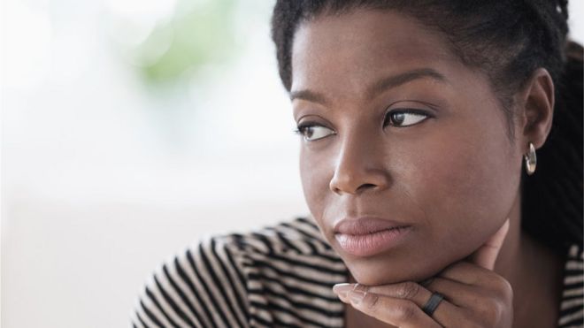 Une femme qui a l'air anxieuse