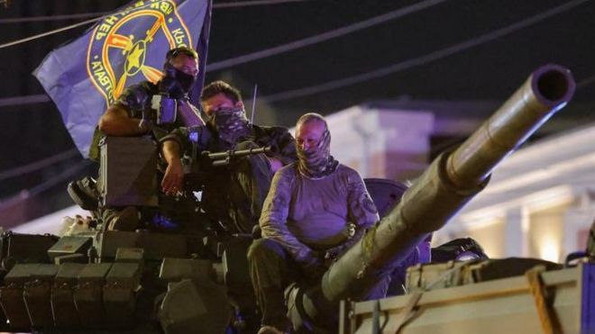 Mercenarios de Wagner sobre un tanque.