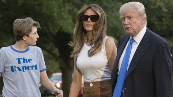Баррон, Мелания и Дональд Трамп прибывают в Белый дом, 11 июня