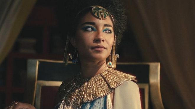 Foto promocional de Netflix que muestra a la actriz británica Adele James como la reina Cleopatra VII.