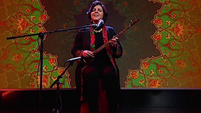 در آخرین ویژه برنامه صد زنده سپیده رئیس سادات نوازنده و خواننده کاری از خانم الهه با نام مست مستم را در استیودیوی بی بی سی اجرا می کند