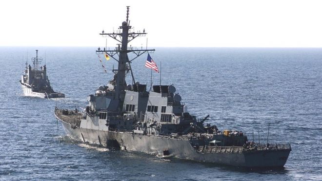 USS Cole отбуксировали из Адена после нападения, 29 октября 2000 г.