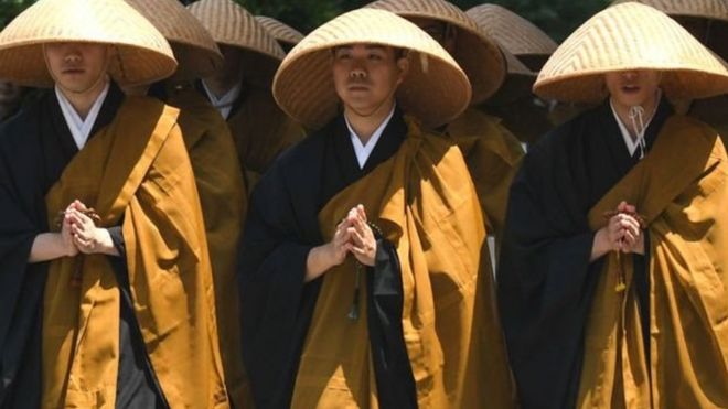 Biksu Jepang memamerkan seberapa lincahnya mereka meskipun memakai jubah.