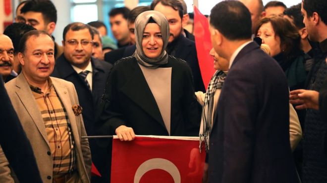 Hollanda'da 15 Mart'taki yapılan genel seçim öncesi referandum kampanyası yapmasına izin verilmeyen Aile Bakanı Fatma Betül Sayan Kaya, İstanbul'a dönüşünde böyle karşılanmıştı.