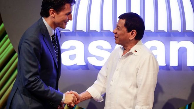 Премьер-министр Канады Джастин Трюдо пожимает руку президенту Филиппин Родриго Дутерте в Маниле в ноябре 2017 года