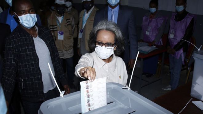 رئيسة إثيوبيا، ساهلي وورك زودي ، تدلي بصوتها في مركز اقتراع خلال الانتخابات البرلمانية الإثيوبية في أديس أبابا، إثيوبيا 21 يونيو/حزيران 2021.