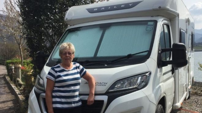 Ингрид Андерсон рядом с домом на колесах, который она купила у Motorhome Hire Scotland