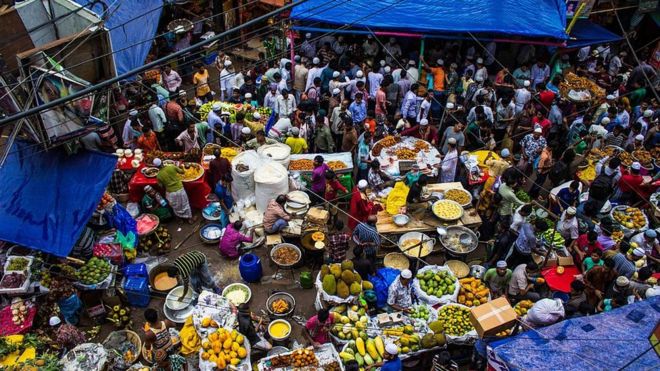 Чавкбазар расположен в старой Дакке, которая является старейшим и самым популярным местом для традиционного рынка ифтар