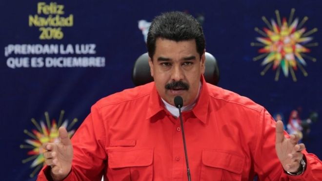 На раздаточном материале, предоставленном пресс-службой президентского дворца Мирафлорес, президент Венесуэлы Николас Мадуро выступает на официальном мероприятии в Каракасе, Венесуэла, 11 декабря 2016 года.