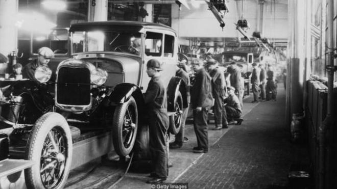 Các nhân viên dây chuyền lắp ráp trong nhà máy Ford Motor Company ở Dearborn, Michigan