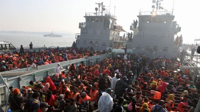 शरणार्थियों को अलग-अलग समूहों में नौसेना के जहाज़ों से इस द्वीप पर ले जाया जा रहा है.