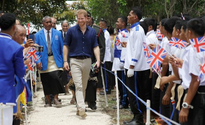 Принц Гарри, герцог Сассексский, приветствуется студентами во время посещения колледжа Тупу в Тонга 26 октября 2018 года