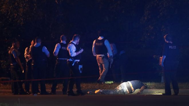 Группа полицейских над телом убитого мужчины