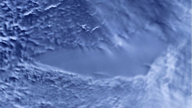 Спутниковое изображение плоской области льда в окружении более рельефной местности