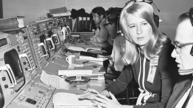 Frances Northcutt en el centro de control de la NASA en Houston en 1969
