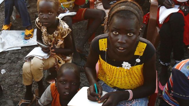 Беженцы из Южного Судана берут уроки чтения в лагере УВКБ ООН в Аль-Альгайе, в штате Судан, в штате Белый Нил, к югу от Хартума, 17 мая 2017 года