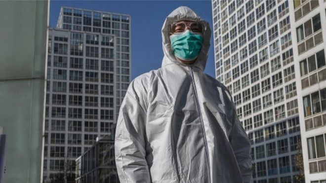 Un funcionario chino usa equipo protector ante el brote de coronavirus.