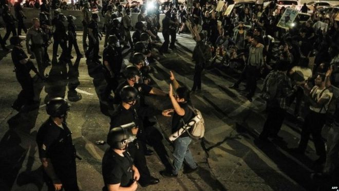 Столкновение протестующих против Трампа с полицией на автостраде в Лос-Анджелесе