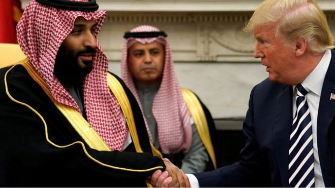 Мохаммед бен Салман пожимает руку Дональду Трампу в Белом доме