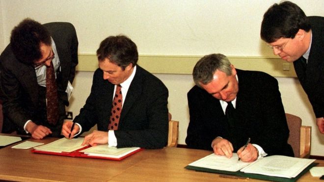 تونی بلر، نخست وزیر وقت بریتانیا و برتی اهرن تی‌شک (نخست وزیر ایرلند) توافقنامه جمعه نیک را امضا کردند