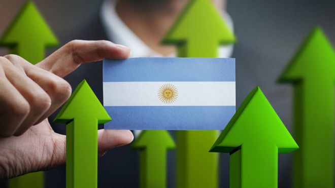 Bandera argentina con flechas hacia arriba.