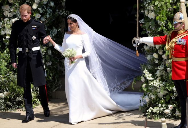 Принц Гарри и Меган Маркл покидают часовню Святого Георгия в Виндзорском замке после их свадьбы.
