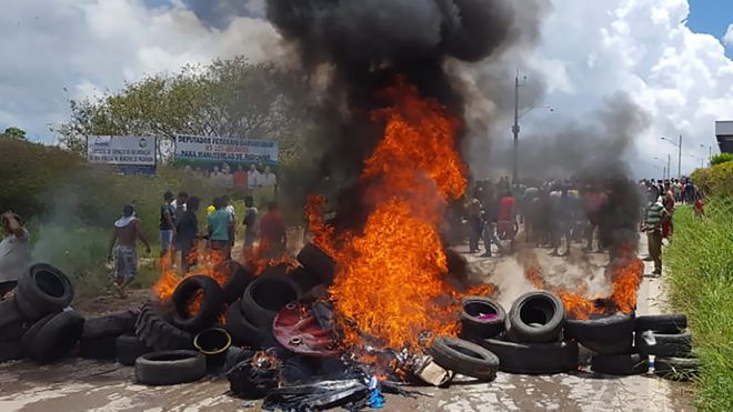 Жители Пакараймы забаррикадировали дороги и подожгли имущество венесуэльских беженцев, 18 августа 2018