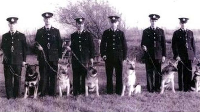 Некоторые из первых полицейских собак и дрессировщиков в полиции Гламоргана