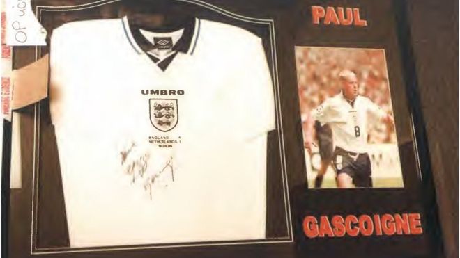 Рубашка Пола Гаскойна с надписью, как среди футбольных сувениров, купленных Munday
