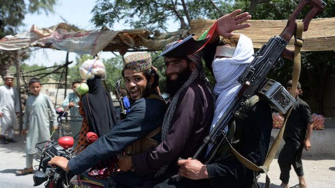 Боевики афганских талибов едут на мотоцикле во время празднования прекращения огня на окраине Джалал-Абада 16 июня 2018 года